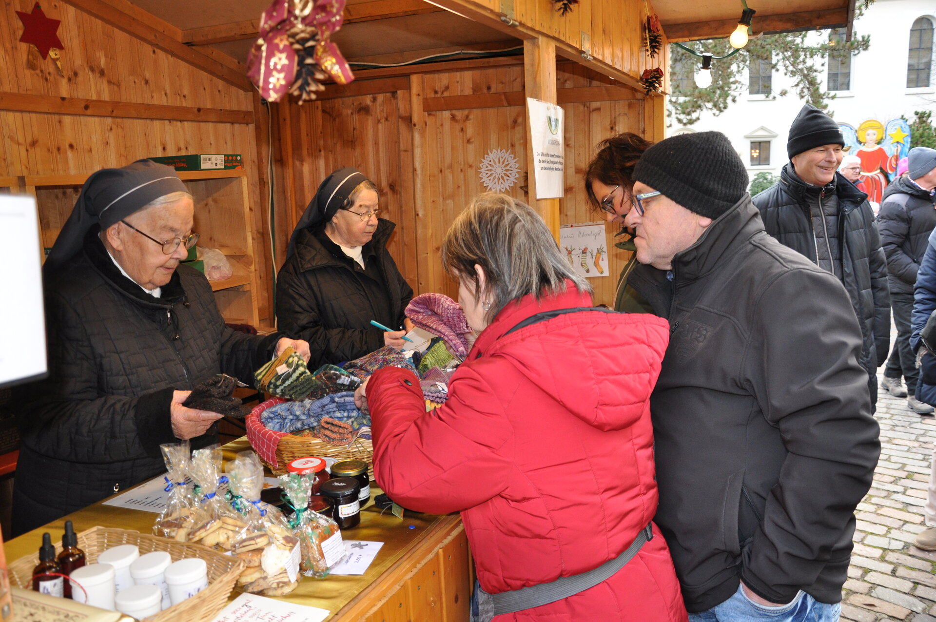 Eine breite Palette an Geschenkartikeln, Basteleien und Selbstgestricktem
